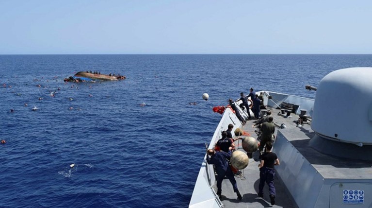 Εντόπισαν και διέσωσαν πρόσφυγες στην Μεσόγειο οι Ιταλοί