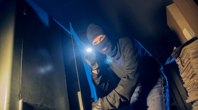 Διέρρηξε τρεις επιχειρήσεις και δύο οχήματα σε ένα διήμερο