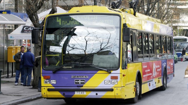 Επίθεση χούλιγκαν σε τρόλεϊ στην λεωφόρο Αλεξάνδρας