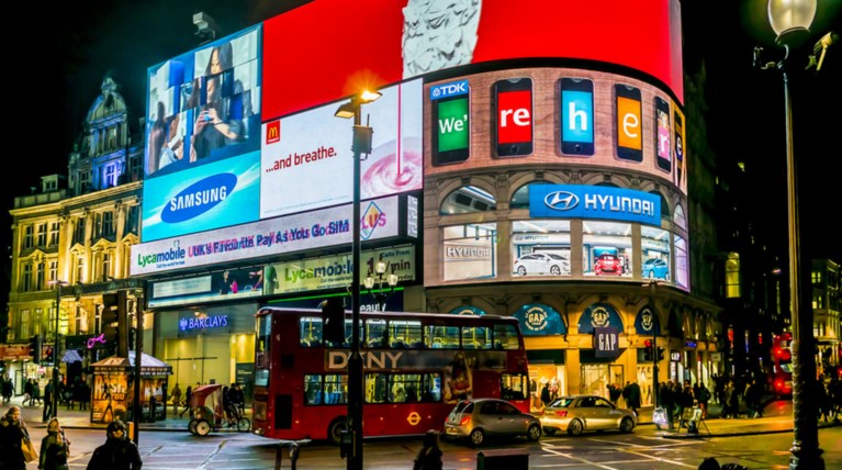 «Έσβησαν» οι γιγαντοοθόνες του Picadilly Circus