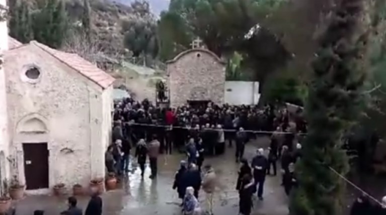 Κηδεία ηγουμένου σαν...πόλεμος στην Κρήτη Video