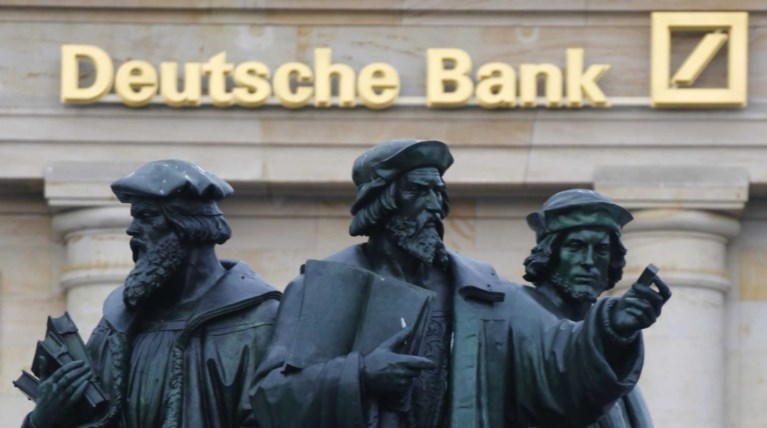 Υψηλόβαθμα στελέχη της Deutsche Bank χάνουν τα μπόνους τους