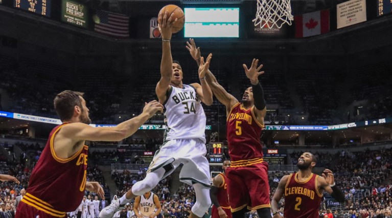 O Mάτζικ Τζόνσον αποθεώνει τον Γιάννη Αντετοκούνμπο