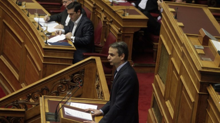 Στα άκρα η σύγκρουση στη Βουλή για ΔΟΛ, αξιολόγηση και εκλογές