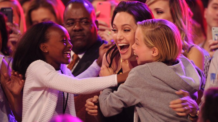 Η βιολογική μαμά της 12χρονης Ζαχάρα είναι το νέο πρόβλημα της Τζολί