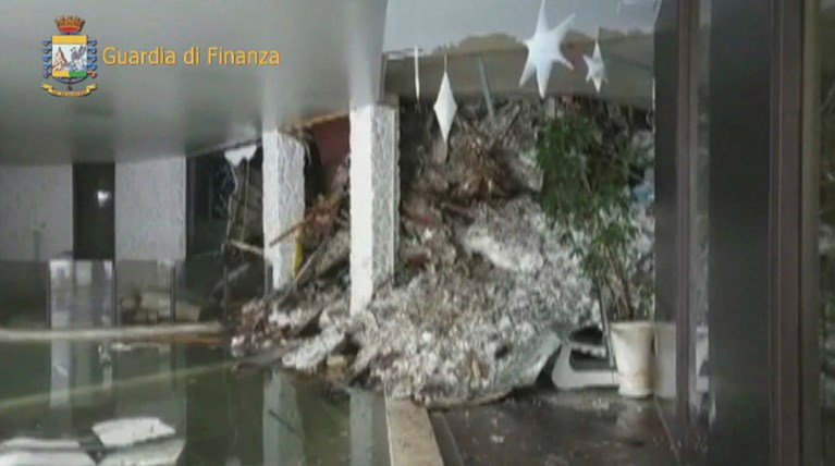 Ερήμωση μέσα στο Rigopiano Hotel που θάφτηκε στο χιόνι - Βίντεο