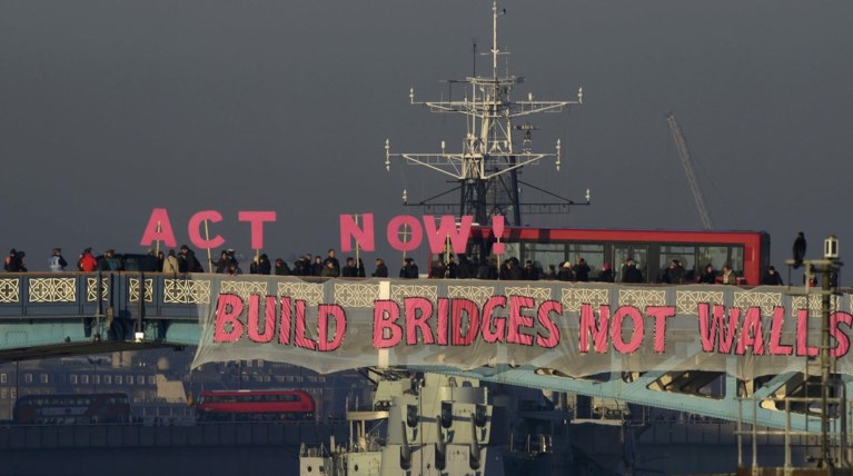 Συνθήματα κατά του Τραμπ στις γέφυρες του Λονδίνου