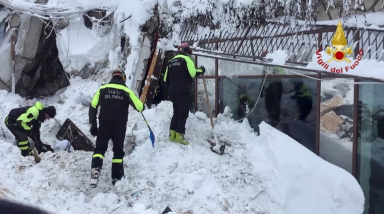 Νέους επιζώντες εντόπισαν στο ξενοδοχείο,νέα ολονύκτια μάχη