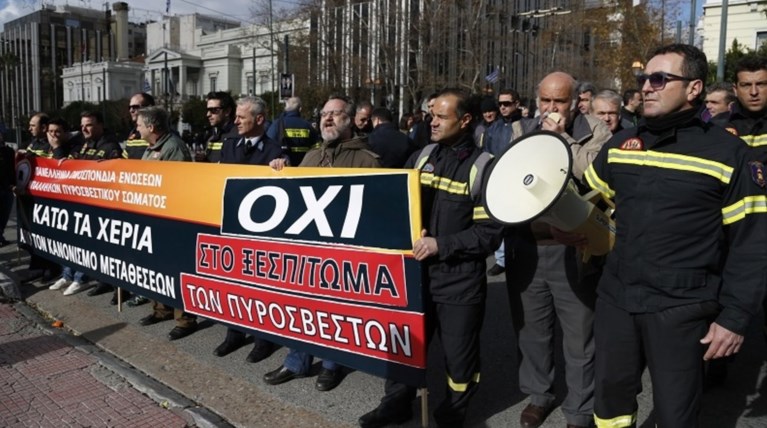 Πυροσβέστες μετακινούνται στα αεροδρόμια που αγόρασε η Fraport