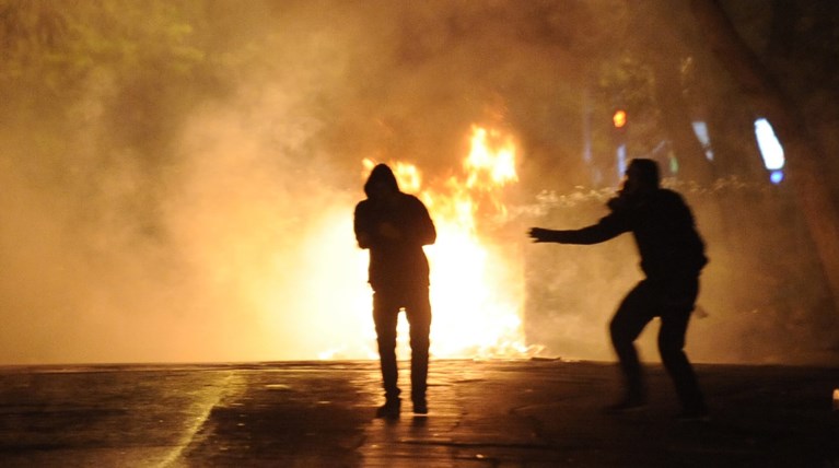 Ολονύκτιος «πόλεμος» με μολότοφ στα Εξάρχεια