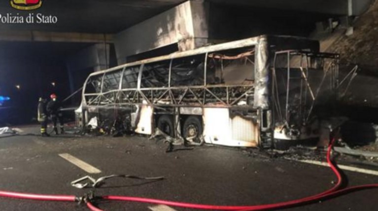 Ιταλός καθηγητής έσωσε μαθητές μέσα από το φλεγόμενο λεωφορείο