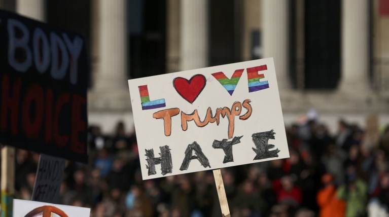 Χιλιάδες γυναίκες σε όλο τον κόσμο διαδηλώνουν κατά του Τραμπ
