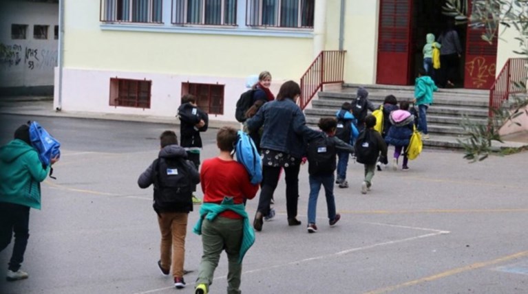 Λάρισα: Ρατσιστικό παραλήρημα, απειλούν τη διευθύντρια του σχολείου