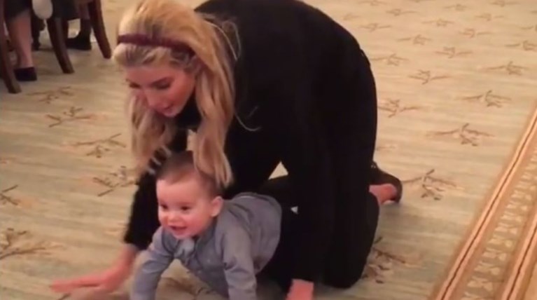 Ο γιος της Ιβάνκα Τραμπ μπουσουλάει για πρώτη φορά στον Λευκό Οίκο [Βίντεο]