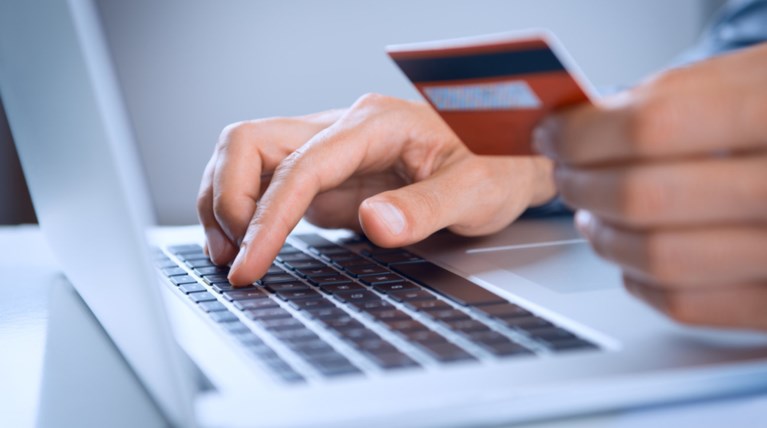 Απάτη: 30χρονος «σάρωσε» 1.500 πιστωτικές & τις φέσωσε με 8 χιλιάρικα