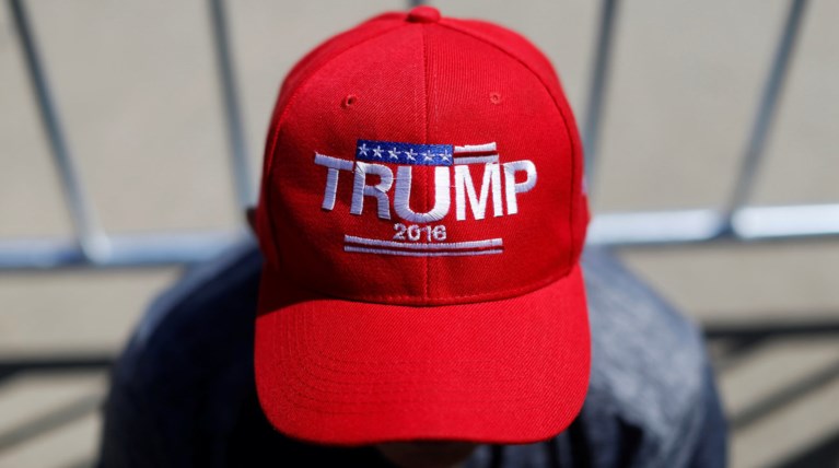 Κλείνει τα σύνορα των ΗΠΑ σε μουσουλμάνους πρόσφυγες ο Τραμπ