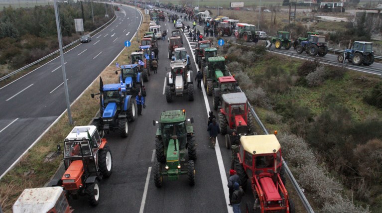 Κλιμακώνουν τις κινητοποιήσεις οι αγρότες σε Μάλγαρα και Εύζωνες