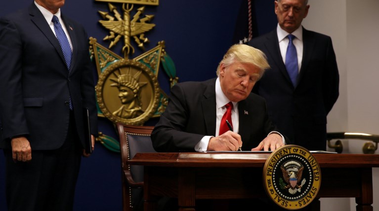 Ο Τραμπ υπέγραψε την απαγόρευση εισόδου προσφύγων στις ΗΠΑ