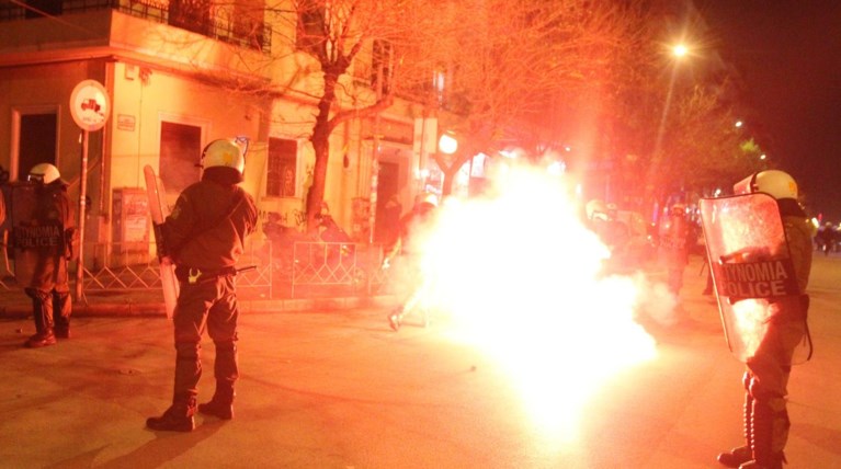 Βροχή από μολότοφ στη Θεσσαλονίκη, πεδίο μάχης το ΑΠΘ