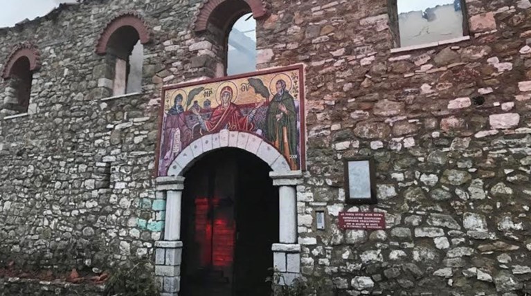 Καταστροφή άφησαν πίσω οι φλόγες στην Μονή Βαρνάκοβας (φωτό)