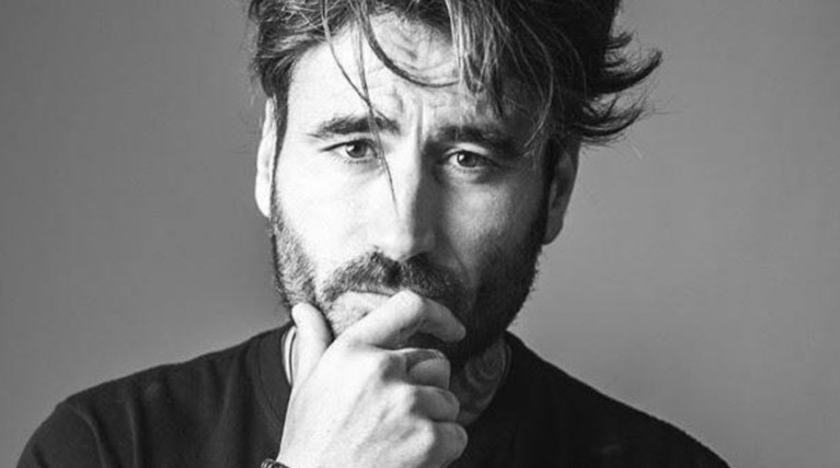 Γ. Μαυρίδης: «Χτυπάει» τατουάζ για να μαζέψει χρήματα για άρρωστα παιδιά