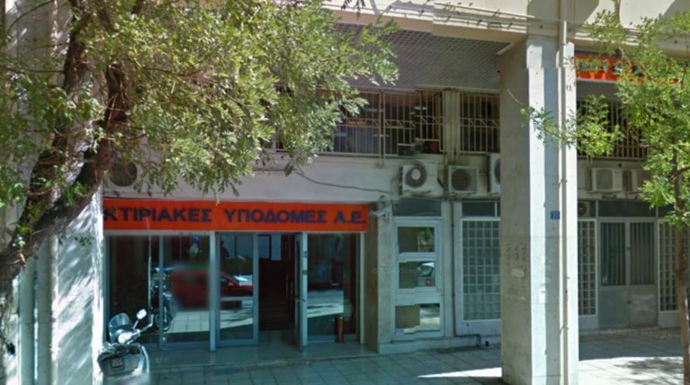 Μπιτόνι και γκαζάκια σε κουτί έξω από κτίριο του υπ. Υποδομών