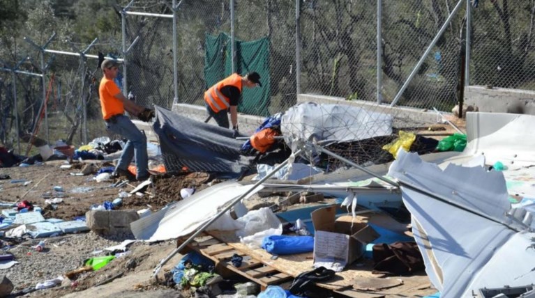 Ξηλώνουν τον «Γολγοθά» στη Μόρια μετά τους 5 θανάτους