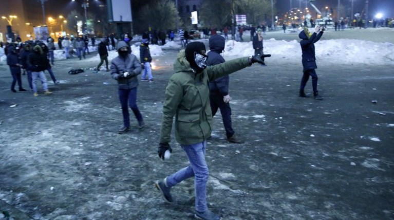 Οργή λαού στη Ρουμανία για τη διαφθορά των πολιτικών [ΕΙΚΟΝΕΣ-ΒΙΝΤΕΟ]