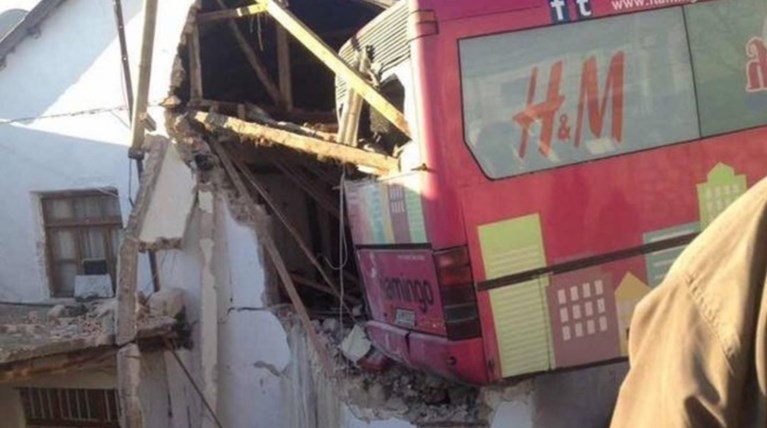 Λεωφορείο έπεσε πάνω σε μαθητές, τραυμάτισε μια 14χρονη μαθήτρια