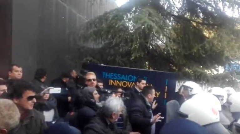 Τα ΜΑΤ απέναντι στους αγρότες στη Θεσσαλονίκη, ένταση & φωνές video