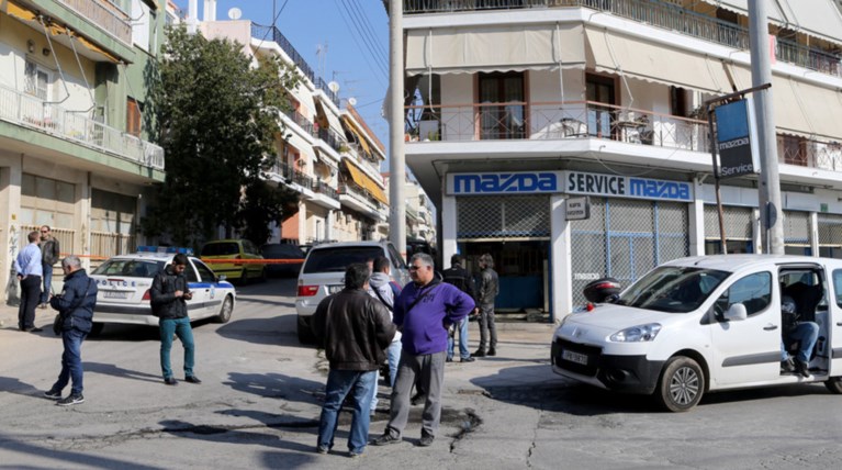 Εγκλημα στο Περιστέρι: Οι δράστες φώναζαν «τα λεφτά, τα λεφτά»