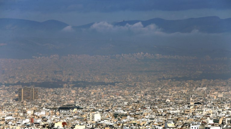 Αιθαλομίχλη και υγρασία «πνίγουν» το λεκανοπέδιο