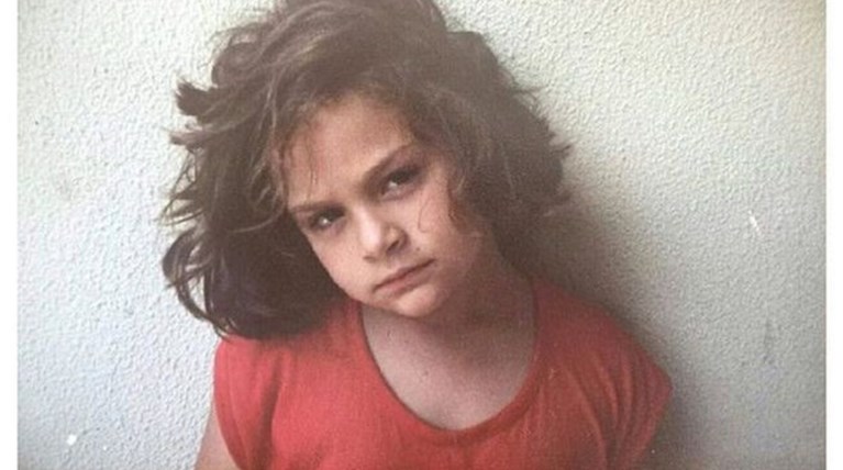 Ποια διάσημη Ελληνίδα τραγουδίστρια είναι το κοριτσάκι της φωτογραφίας;