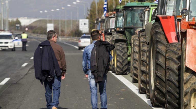Αγρότες στη Λάρισα έκλεισαν και τα δυο ρεύματα της εθνικής