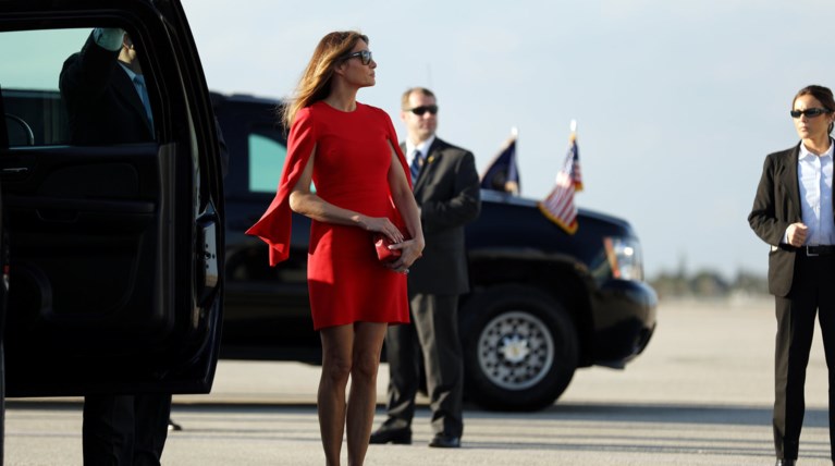 Ζάλισε... τους φωτογράφους η Μελάνια στο Παλμ Μπιτς [ΕΙΚΟΝΕΣ]