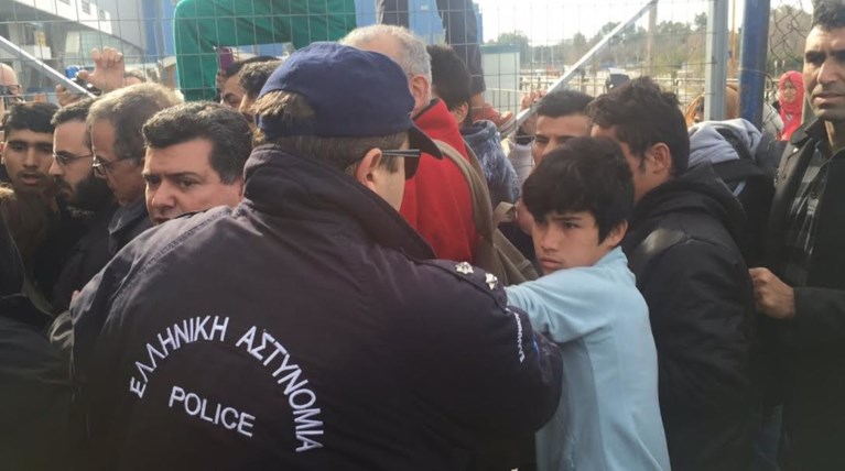 Σοκ: Αστυνομικός σπρώχνει με τη βία παιδί στο Ελληνικό