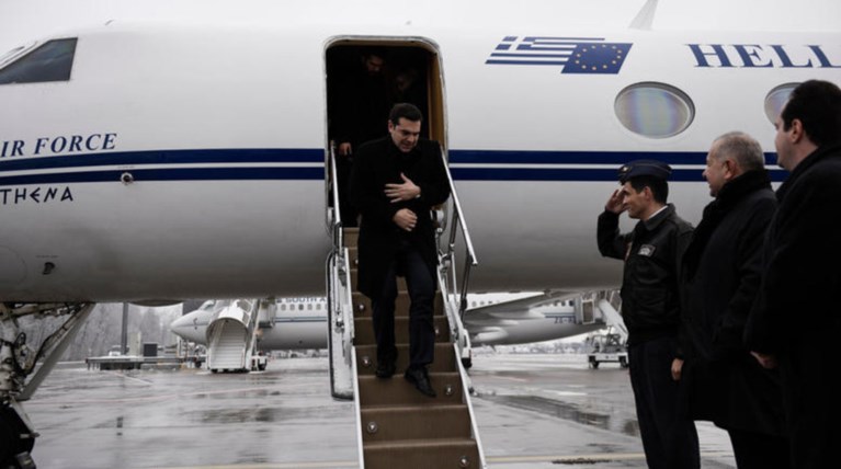 Επιμένει η ΝΔ: Έξι ερωτήματα για το ταξίδι Τσίπρα στο Παρίσι