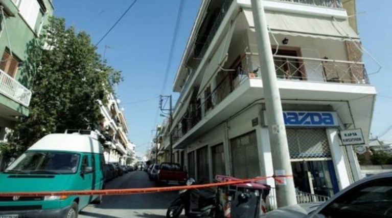 Εγκλημα στο Περιστέρι: Ίσως ο γιος να άνοιξε την πόρτα στους δολοφόνους