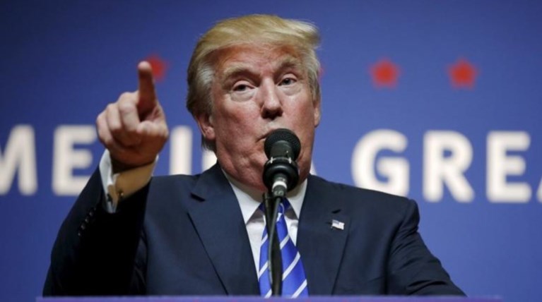 Εξαλλος ο Λευκός Οίκος με τους NY Times: O Τραμπ δεν φοράει ρόμπα