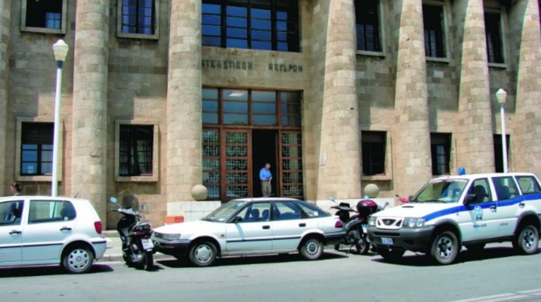 Ρόδος: Kαταδικάστηκαν για το βιασμό της κόρης τους ο πατριός και η μητέρα