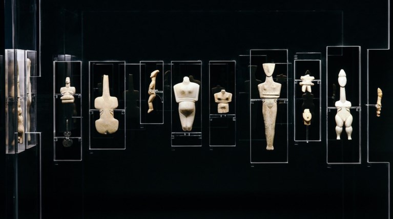 Ένα ραδιόφωνο εκπέμπει μέσα από το μουσείο Κυκλαδικής Τέχνης
