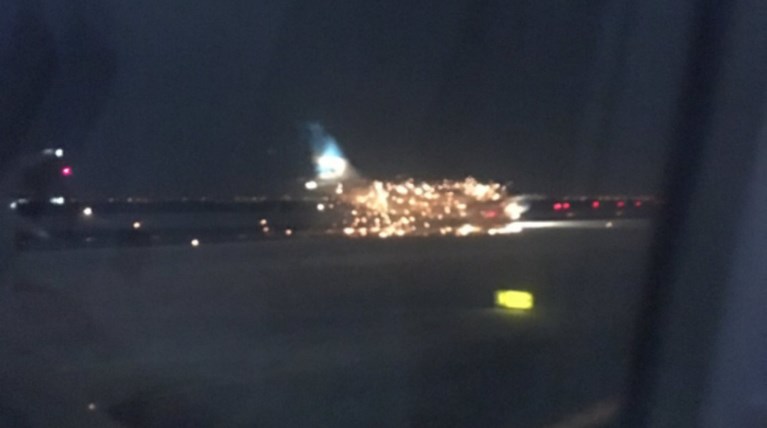 Θρίλερ στο αεροδρόμιο JFK: Αεροπλάνο τυλίχτηκε στις φλόγες