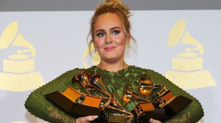 Tα πήρε όλα: Πέντε Grammy στην Αdele, δύο στην Μπιγιονσέ