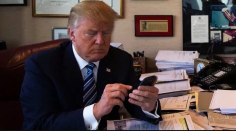 Το παλιό smartphone του Τραμπ προκαλεί ανησυχία σε γερουσιαστές