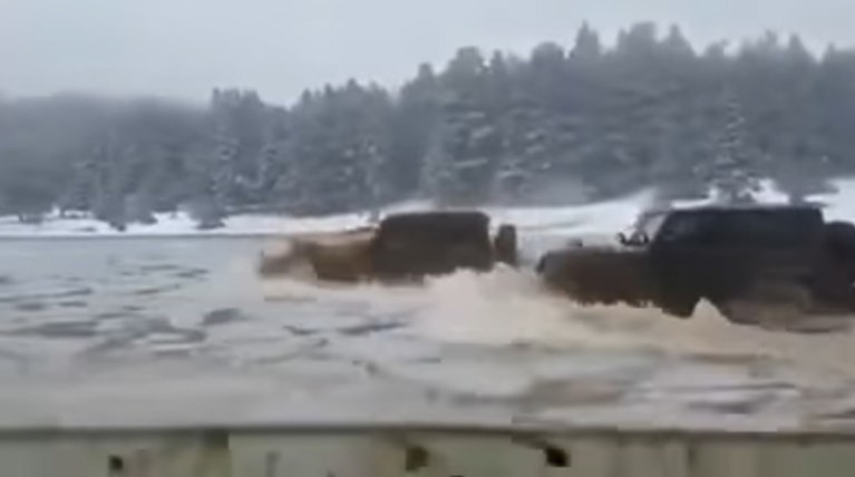 Καταγγελία για τζιπ που “οργώνουν” την λίμνη Καλλιδρόμου στη Λαμία