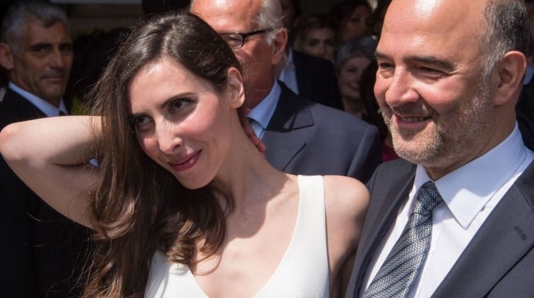 Η νεαρή κυρία Μοσκοβισί που συνόδευσε τον επίτροπο στην Αθήνα