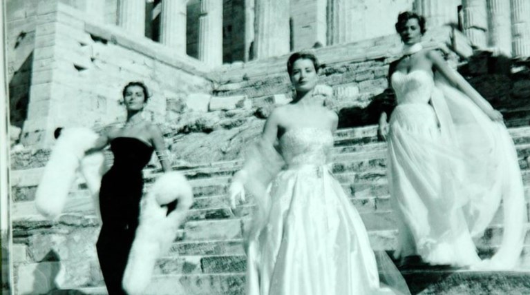 Αποκάλυψη: Η άγνωστη φωτογράφηση του σχεδιαστή Jean Desses στην Ακρόπολη