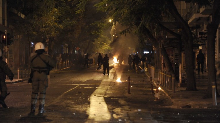 Επίθεση σε διμοιρία των ΜΑΤ στα Εξάρχεια - Συνελήφθησαν 2 άτομα