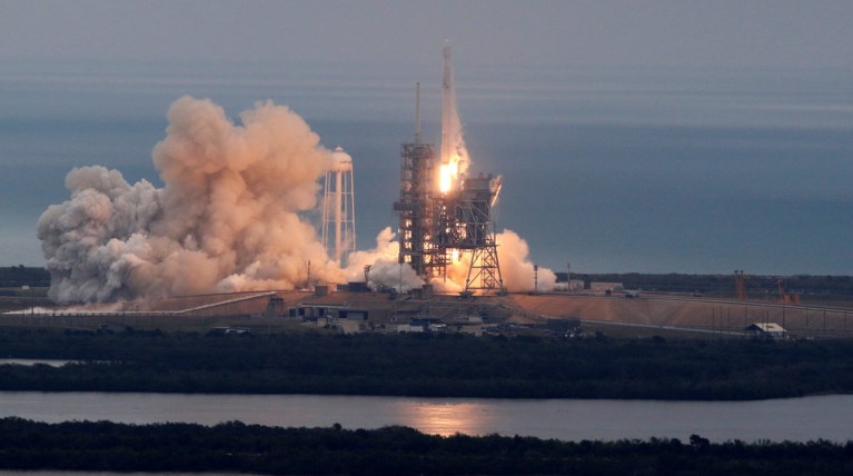 Η ιστορική εκτόξευση του Falcon 9 και η επιστροφή του στη Γη 9 λεπτά μετά