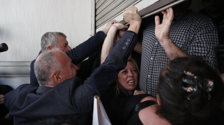 Ενταση και λιποθυμίες στο υπουργείο Υγείας [Εικόνες]